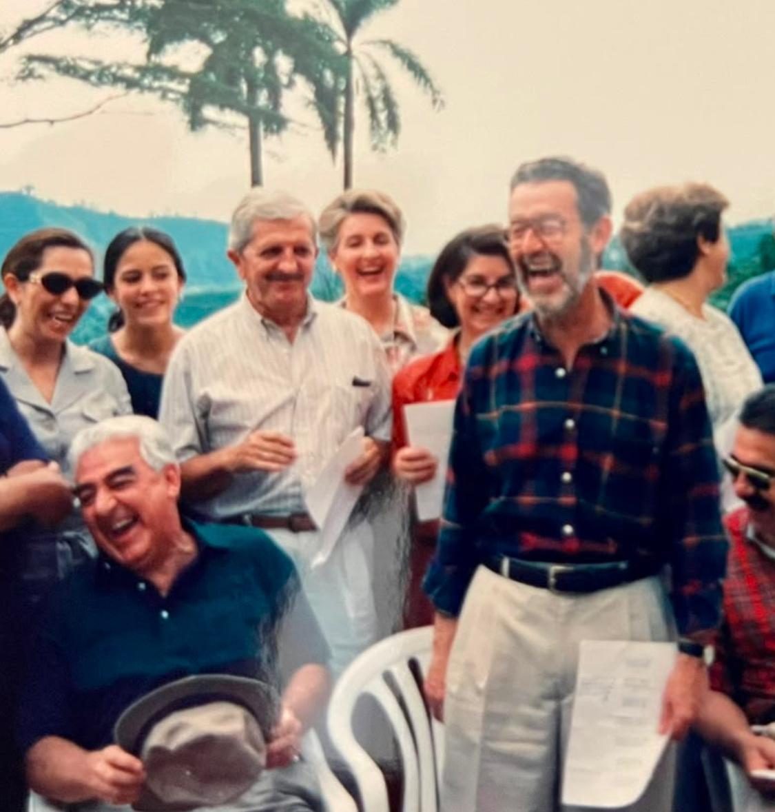 MelendezMarcela's tweet photo. Conocí a José Fernando Ocampo como miembro de mi familia política. Tuve con él algunas de las mejores conversaciones que he tenido. Brillante, conocedor, apasionado. Conseguimos construir puentes en la conversación desde orillas distintas. 

Cuánto le sentaría a este país recordar que desde la diferencia es posible construir. Que el unanimismo no es necesario y, más bien, es peligroso.

Lo recordaré también como ese ser cariñoso, de risa gigante.
