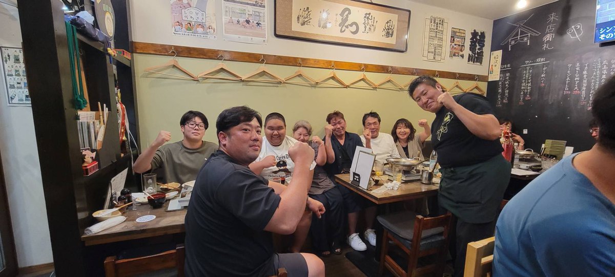 kachimoriya's tweet photo. 唐揚げ大食い大会in勝盛家‼️‼️

監督務める五十嵐相撲倶楽部😃😃
中学一年選手ライバル対決⚔️⚔️
だいき31個、はる27個だいき逃げ切り勝ち💪💪
そして闘いを終えた漢達😁😁 https://t.co/7i7sgLzWbS