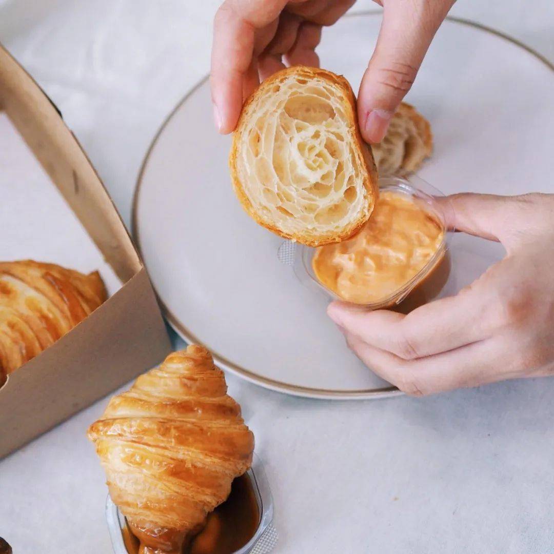 alisv207141's tweet photo. Just got the warm matcha croissant from the new bakery—flaky layers oozing matcha cream, best morning pick-me-up ever!， https://t.co/KhcOXTgYWE