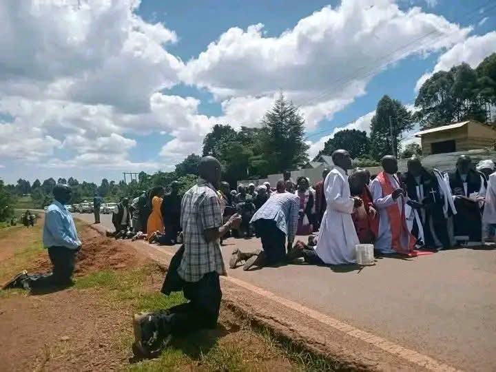 _fels1's tweet photo. Africans praying for Satan to stop causing road accidents. The damage that colonizers caused in Africa will take centuries to completely eliminate. https://t.co/dfMgnLCA72