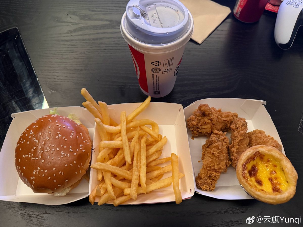 pookie_dddd's tweet photo. Yunqi Weibo update 
🔗 https://t.co/585tq8rs8E

Caption (machine translation):

I'm back with an invincible four-piece set (excluding the cola).

Based on my six years of experience with this old man's fast food restaurant, I've decided to share my secret recipe.

Food order: 🍟👉🍔👉🍟👉🪽👉🥚

Okay, now some curious folks might ask, "Why, teacher? Why this order?" Let me explain.

First, get two freshly made plain fries 🍟. They're fragrant and crispy. If you're lucky, you might even find a hidden gem—crispy on the outside and soft on the inside (if you find the hidden gem, eat a few more; it's rare to find these freshly baked). Squeeze on some 🍅 ketchup.

Next, you absolutely must get a 🍔 crispy chicken burger (or a spicy chicken burger if you can handle spice). The fried crust is what gives you the most satisfying taste bud impact when you're hungry. If you don't want so much bread and carbs, you can flip the burger over and remove the bun. Why? Because the sesame seeds on top make it even more fragrant! 🍔 Finished the burger? Leave one last bite, dip it in ketchup, and end the burger session with a new flavor!

Now, dip the fries in ketchup. The fries should be slightly soft by now. Have three or four to whet your appetite for the next dish, chicken wings, with a sweet and sour taste.

🪽 Start with the mid-wings! Juicy! The tenderest part. Then choose the drumettes, which are chewier and slightly drier.

Finally, 🥚 Egg tarts! Break off the crispy edges. By this point, the edges should be a bit too greasy for you, so leave the center for a sweet and delicious finish! Unbeatable!

What about the cola? Coke was interspersed throughout this feast. When I felt a bit dry and choked, I'd take a sip. (The Coke in the shop uses commercial ice machines, so the ice is dense and lasts a long time. When the ice melts, it dilutes the Coke, so it's not too sweet, but not watered down either.)

Just eat it! (I'm already dizzy from exhaustion.)

[Hehe] Went to the 798 Art District, a place I used to frequent. Ate the burger place across from my school after get off work (the most relaxing ten-minute walk). Discovered a new sunset spot. Finding myself in the mundane aspects of life. In our busy days, everyone should find their own moment. [Kapi Bala]
