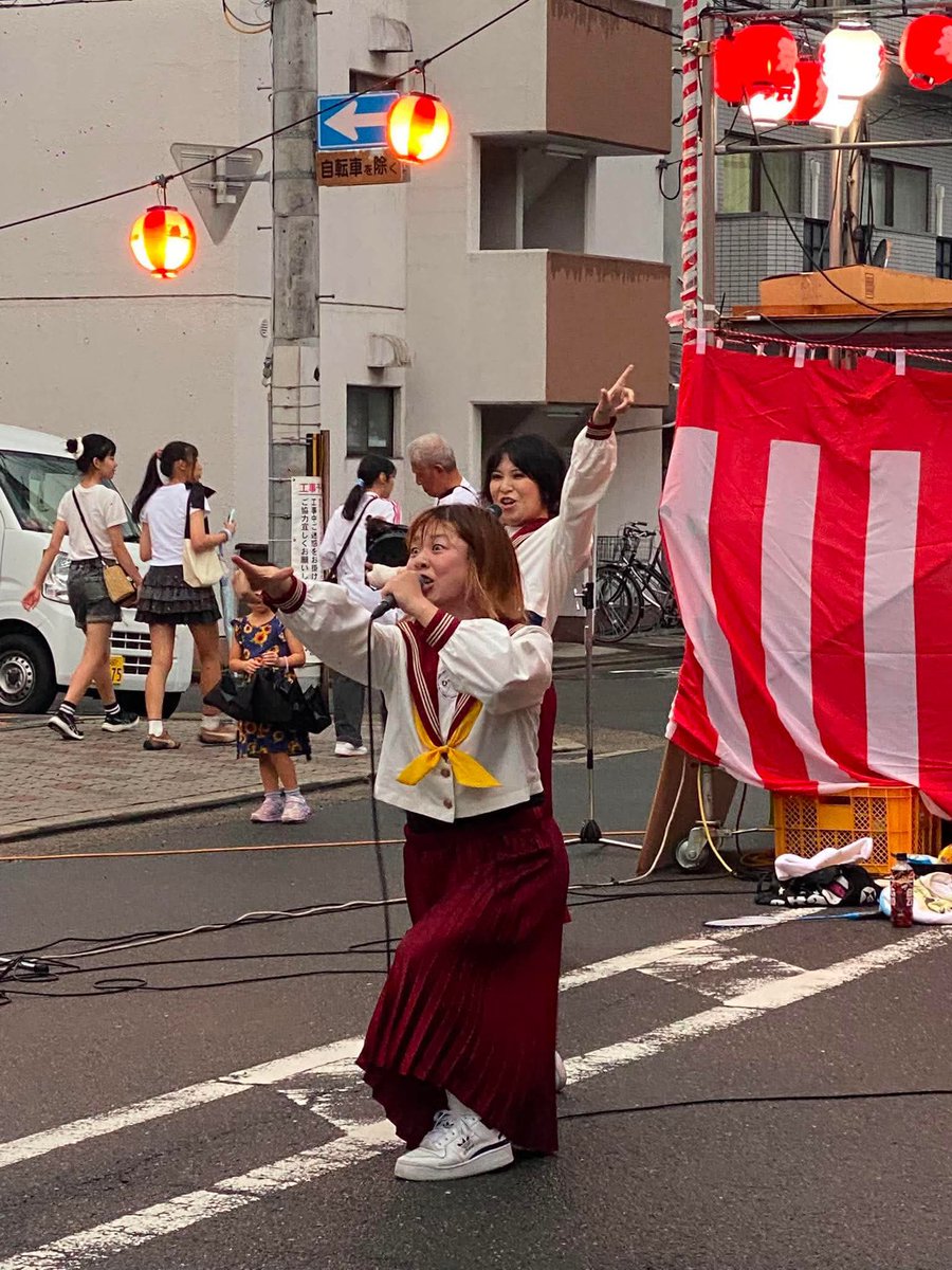 anipichigirls's tweet photo. 吉田東通り夜市、ありがとうございました👧👧
伝説のアニソンぴちぴちガールズ、伝説作れたと思います。
動画見てもらったら分かると思いますので是非ご覧ください！
もう本当に雨の中ありがとうございました、風邪ひかないようにね！ https://t.co/rEXH79urvW