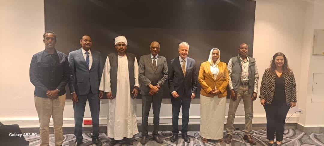 3dr_News's tweet photo. قوى إعلان المبادئ السوداني  تلتقي  بالمبعوث الشخصي للأمين العام للأمم المتحدة للسودان

التقى ممثلو قوى إعلان المبادئ، السبت 29 أغسطس 2026 بنيروبي ، السيد بيكا هافيستو، المبعوث الشخ��ي للأمين العام للأمم المتحدة للسودان، لبحث تطورات المشهد السياسي وجهود وقف الحرب وإطلاق عملية سلام ذات مصداقية.

نقل ممثلو القوى للمبعوث الأممي موقفهم من دعوة قائد الجيش ورئيس مجلس السيادة عبد الفتاح البرهان للحوار السياسي، مؤكدين أن رفضهم ليس موقفاً مبدئياً من الحوار في ذاته، وإنما من طبيعة الإطار المقترح وما يحمله من مخاطر تكريس واقع سياسي وجغرافي أفرزته الحرب.

وامتداداً لهذا الموقف، أوضحوا أن أي عملية سياسية تنطلق من أحد مراكز السلطة المتحاربة، أو تُدار بترتيبات تعيد إنتاج السيطرة الأحادية على الدولة، لن تشكل مدخلاً حقيقياً لإنهاء الأزمة، بل ستفتح الباب لشرعنة الانقسام القائم وتثبيت سلطات أمر واقع متوازية.

وفي المقابل، ترى قوى إعلان المبادئ أن الحوار المطلوب يجب أن يندرج ضمن عملية أشمل تستهدف وقف الحرب، وحماية المدنيين، ومعالجة الأزمة الإنسانية، واستعادة وحدة مؤسسات الدولة، وصولاً إلى سلطة مدنية ديمقراطية موحدة.

وعلى صعيد آخر، اطّلع المبعوث الأممي على مستجدات الساحة المدنية المناهضة للحرب، واتساع القوى الرافضة للاستقطاب بين طرفي النزاع، فضلاً عن مخرجات الاجتماع التشاوري بأديس أبابا يومي 22 و23 أغسطس الجاري، الذي كشف عن تقارب متنامٍ بين قوى مدنية وسياسية حول أسس إنهاء الحرب وتصميم عملية سياسية أوسع تمثيلاً.

كما تطرق اللقاء إلى موقف القوى المناهضة للحرب من الآلية الخماسية، والتحفظات القائمة حول منهج عملها وآلية تحديد الأطراف وتمثيلها داخل العملية السياسية.

وشدد ممثلو قوى إعلان المبادئ على أن هذه التحفظات لا تعني رفض الانخراط مع الآلية الخماسية، لكنها تستوجب، قبل أي مشاركة، الاتفاق على نقاط واضحة بشأن طبيعة العملية السياسية وأطرافها ومرجعياتها، وضمان استقلال القرار المدني وعدم احتكار أي طرف لتمثيل القوى المناهضة للحرب.

وختاماً، جددت قوى إعلان المبادئ استعدادها للتعاطي مع كل الجهود الإقليمية والدولية الهادفة لإنهاء الحرب، على أساس يحفظ وحدة السودان، ويمنع تكريس سلطات الأمر الواقع، ويفضي إلى انتقال مدني ديمقراطي مستدام.