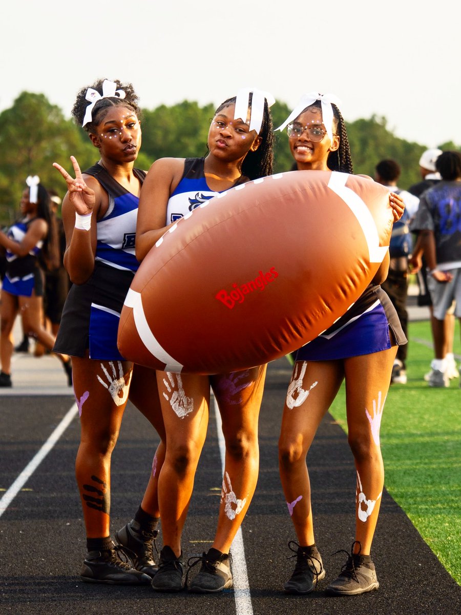 RidgeViewSports's tweet photo. Although the weather ended the game, it didn’t spoil the fun! Check out a few of our sights and sounds from just one and half quarters of football.  #BoKickoff

📹: @mrjoshua &amp; Kaleb Hayine 
📸: Aaliyah &amp; @kamcaptured https://t.co/upohJItNze