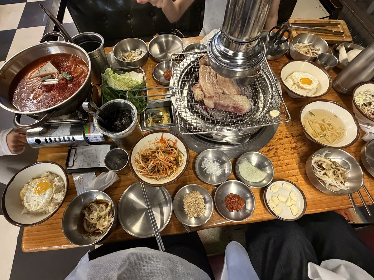 withoutanynoise's tweet photo. 아니 진짜 레전드 야르렁한 저녁을 먹음.... 내가 요 근래에 이렇게 만족스러운 밥을 먹은 적이 있었나?
술 안 마시려다가 고기 한 입 먹고 맥주 바로 시켰어 https://t.co/uR27lfMCSd