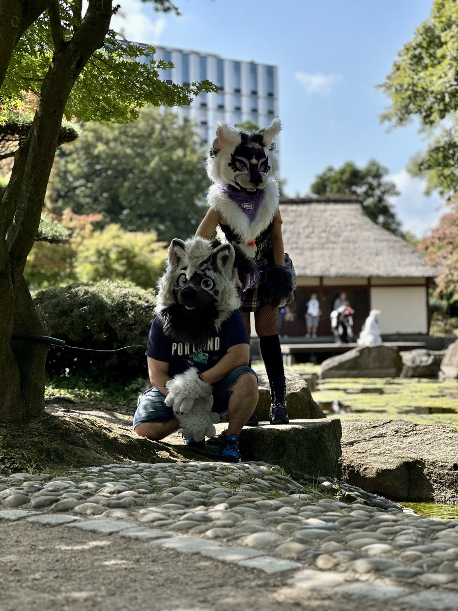 GorbendM's tweet photo. Fursuits and their maker :3
Both suits made by my talented friend: https://t.co/lZb5NUc4xl https://t.co/H1a4w9sX9x