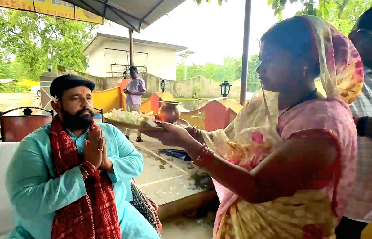 prabaljudevBJP's tweet photo. प्राचीन कोटेबिरा ईब नदी, तपकरा (जशपुर) के पावन तट स्थित शिव धाम प्रांगण में रक्षाबंधन का यह पवित्र पर्व मेरे लिए अत्यंत भावपूर्ण और प्रेरणादायी रहा।

एकल अभियान की कर्मठ मातृशक्ति एवं बहनों ने मुझे रक्षा सूत्र बांधकर प्रेम, आशीर्वाद और सेवा के संकल्प को और अधिक मजबूत किया। यह रक्षा सूत्र केवल भाई-बहन के पवित्र रिश्ते का प्रतीक नहीं, बल्कि समाज सेवा, संस्कृति संरक्षण और राष्ट्र निर्माण के प्रति हमारे अटूट संकल्प का प्रतीक है।

इस अवसर पर एकल अभियान की सभी बहनों के समर्पण, परिश्रम और जनजातीय एवं ग्रामीण क्षेत्रों में शिक्षा, संस्कार तथा सामाजिक उत्थान के लिए किए जा रहे अमूल्य कार्यों को नमन किया।

नारी शक्ति सदैव समाज परिवर्तन की सबसे बड़ी प्रेरक शक्ति रही है। जब मातृशक्ति आगे बढ़ती है, तो राष्ट्र निर्माण की यात्रा और अधिक सशक्त होती है।

एकल अभियान की सभी बहनों को हृदय से साधुवाद एवं नमन। 
🙏🕉 ꫂ❁👫𓍯𓂃

#RakshaBandhan #EkalAbhiyan #NariShakti #harharmahadev 
@vishnudsai @EkalBharat @rss
