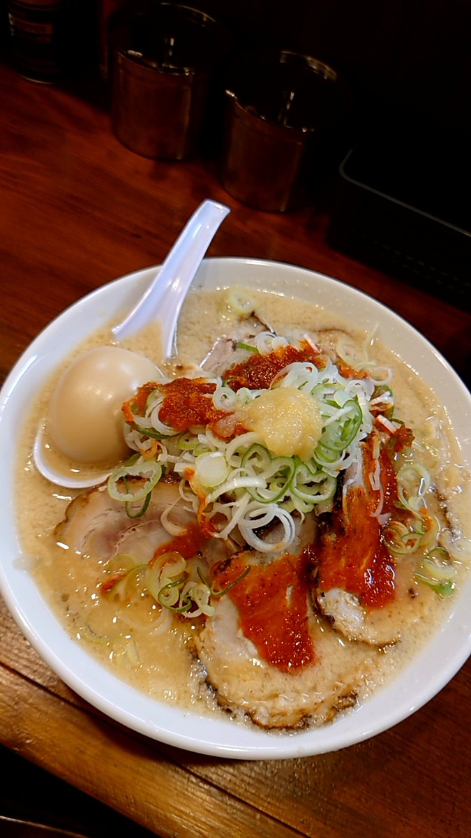 carbee719's tweet photo. 元祖・屋台ラーメン とんとん丸 さん
味噌パワーラーメン＋麺大盛＋チャーシュー3枚＋味玉
環七時代も味噌派だったので2回目の訪問も味噌に😊
白味噌ベースのマイルド背脂スープにサッポロ製麺の黄色い縮れ麺が美味😍
卓上豆板醤とも違う酸っぱ辛な赤ソースは当時の記憶が蘇る味わい✨
ご馳走様でした https://t.co/wOUAwlcpCt