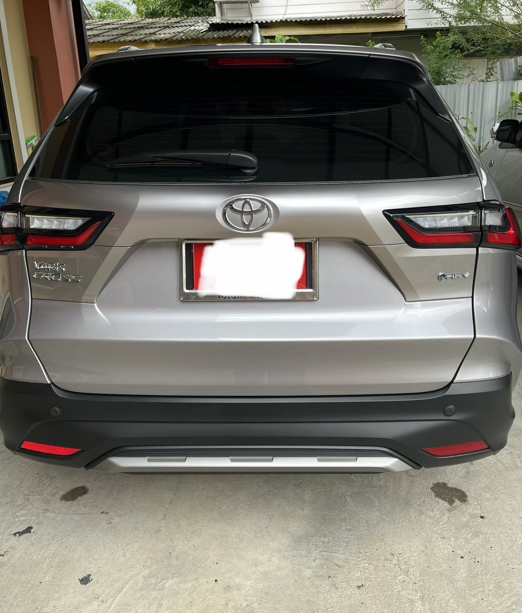 Yingnewnutt's tweet photo. น้องใหม่ป้ายแดง สมาชิก Toyota คันที่ 3 ของครอบครัว กว่าจะได้คันนี้มาก็ไม่ง่าย ไปรับกลับบ้านมาวันนี้เลย #yariscross https://t.co/zs2Tyu9QLm