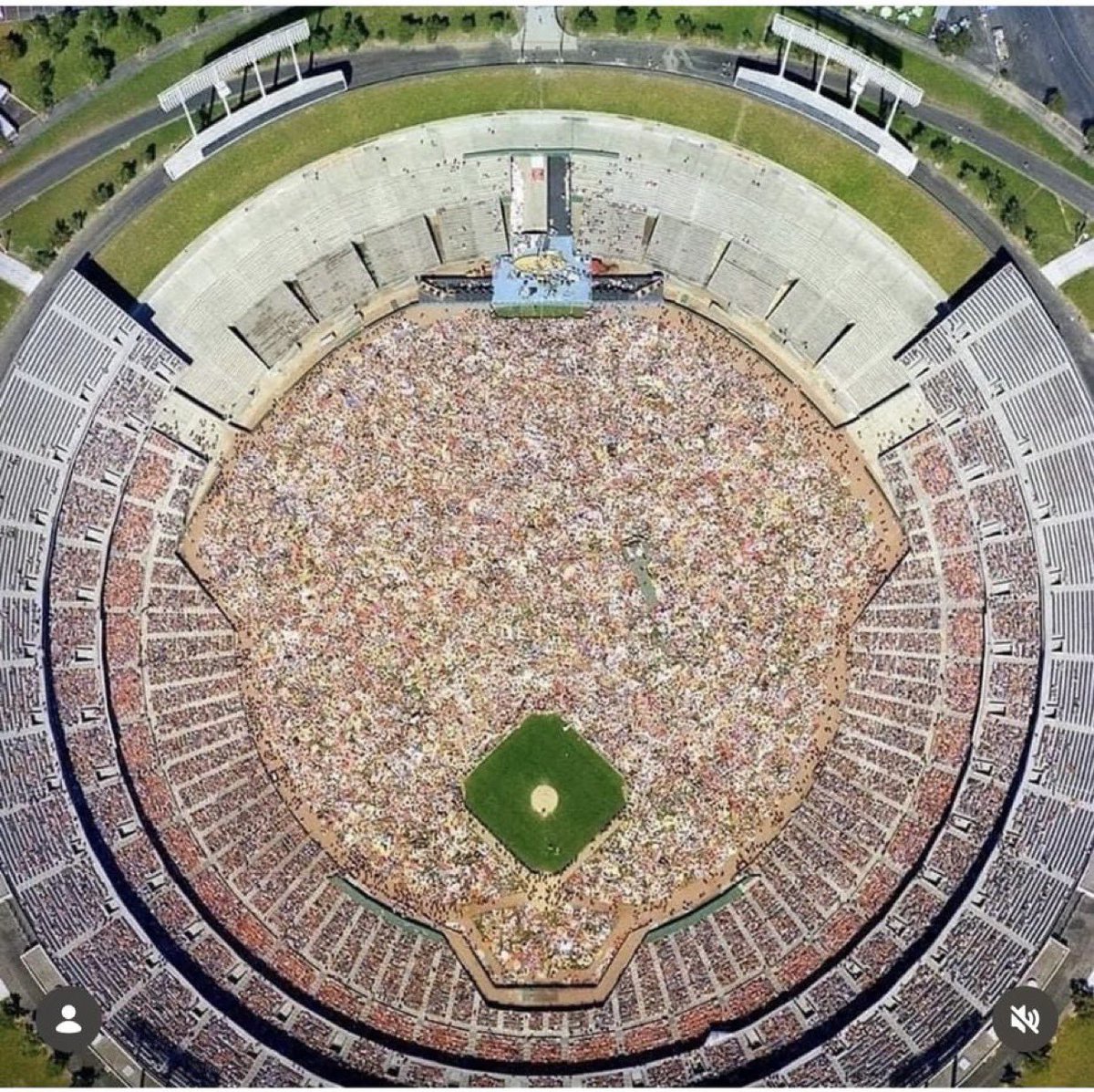 nut_history's tweet photo. Aerial View of a Grateful Dead concert at Oakland Coliseum https://t.co/crNiuCtkOe