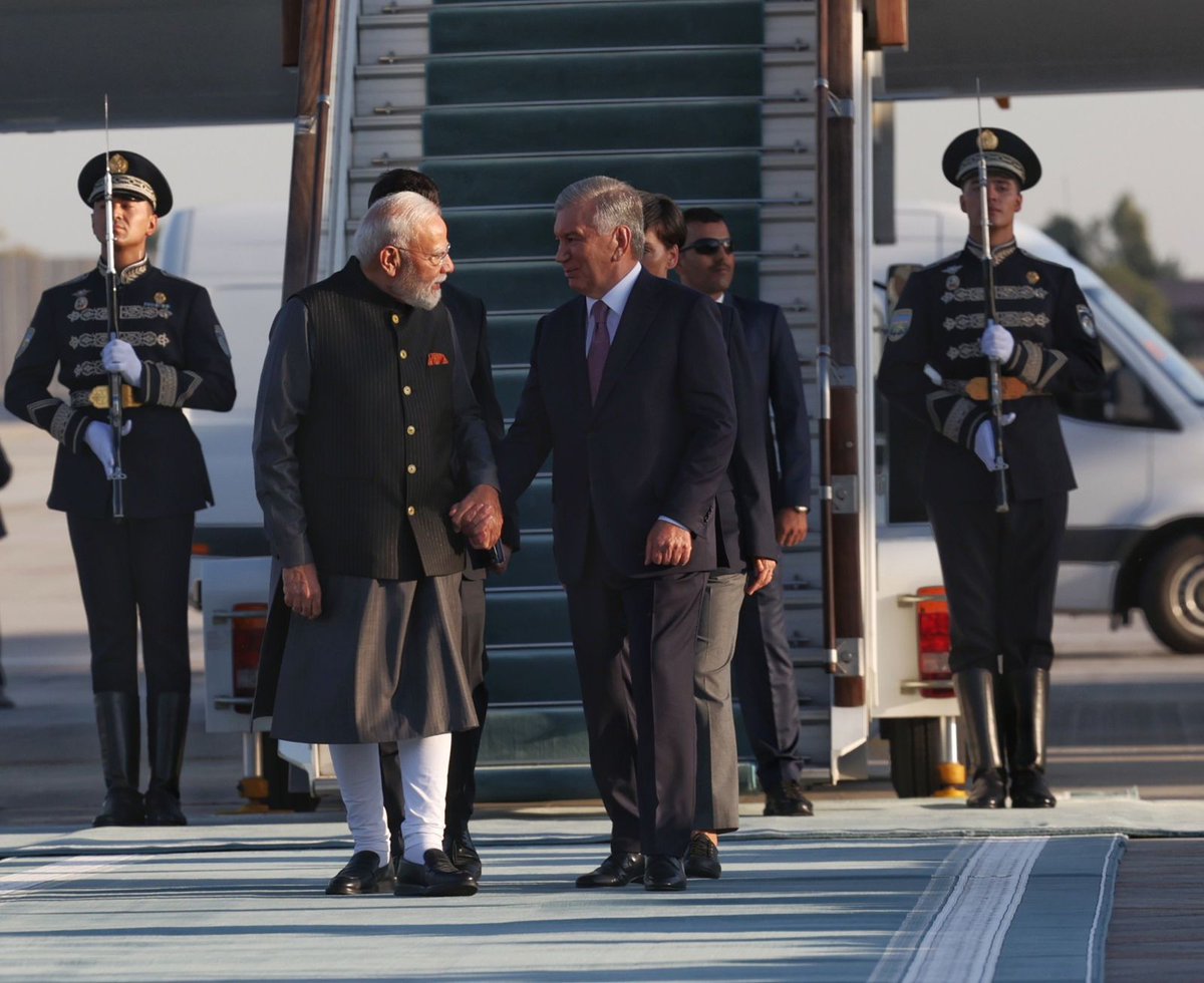 PMOIndia's tweet photo. PM @narendramodi arrived in Tashkent, Uzbekistan. President Shavkat Mirziyoyev warmly welcomed him at the airport.

@president_uz https://t.co/2UORhVOgUm