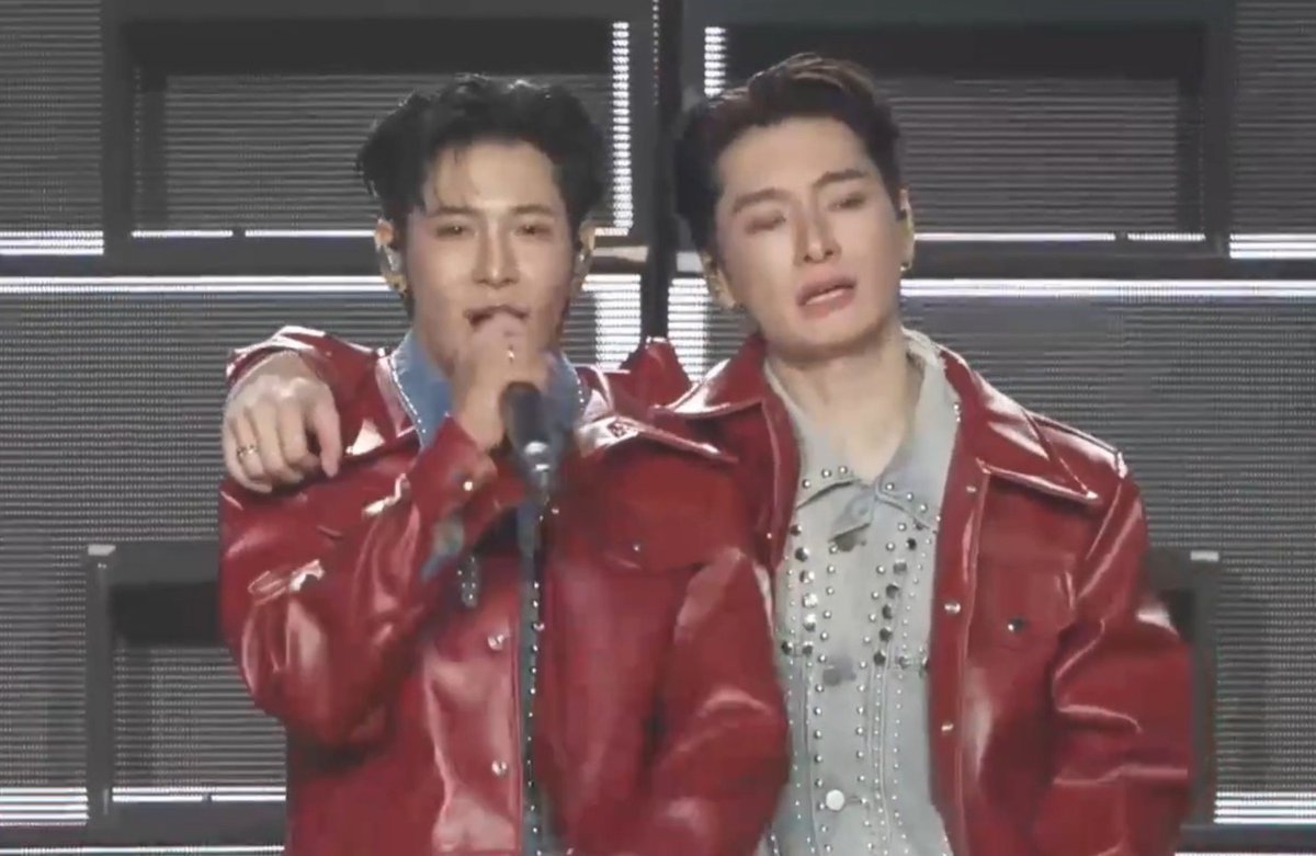 Rui_taaaa's tweet photo. I don't care if people say KristSingto is an old couple, I don't care if they say Sotus is outdated series, for me they're my home, my everything 

(nhetik dalam keadasn nanhis kejer)

SOTUS NICE 2 C U AGAIN
#SOTUS10thYearConcertD1 https://t.co/0uOfo4dl6n