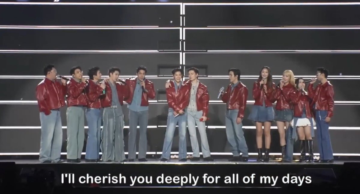 Rui_taaaa's tweet photo. I don't care if people say KristSingto is an old couple, I don't care if they say Sotus is outdated series, for me they're my home, my everything 

(nhetik dalam keadasn nanhis kejer)

SOTUS NICE 2 C U AGAIN
#SOTUS10thYearConcertD1 https://t.co/0uOfo4dl6n