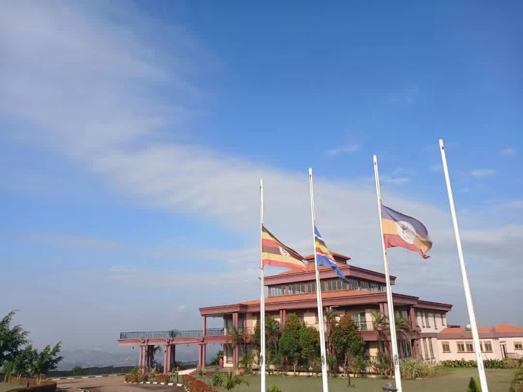 babatvuganda's tweet photo. Flags are flying at half-mast at Igenge Palace in Bugembe as Busoga Kingdom joins the country in mourning the passing of His Majesty Oyo Nyimba Kabamba Iguru Rukidi IV, the Omukama of Tooro Kingdom.
#BabaNews https://t.co/VRNPbDJVTa