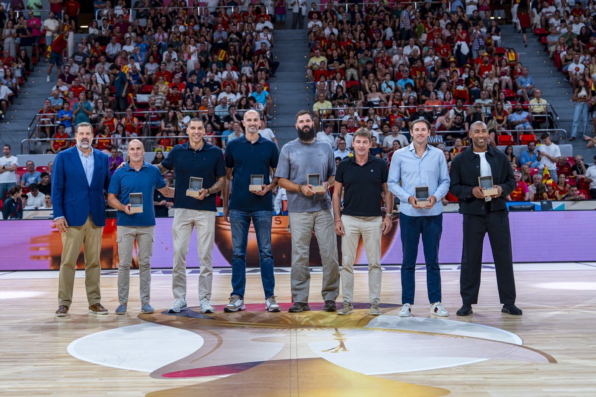 webEncestando's tweet photo. La @abpinfo rindió homenaje anoche a seis jugadores 
recientemente retirados y que tuvieron una larga carrera profesional en la ACB y en el extranjero 
 @nachomartin83 @xavirey14 @jaygranger11 @FCauseur1 @CaptainBellas y Bojan Dubljevic https://t.co/az6pF7FGdt