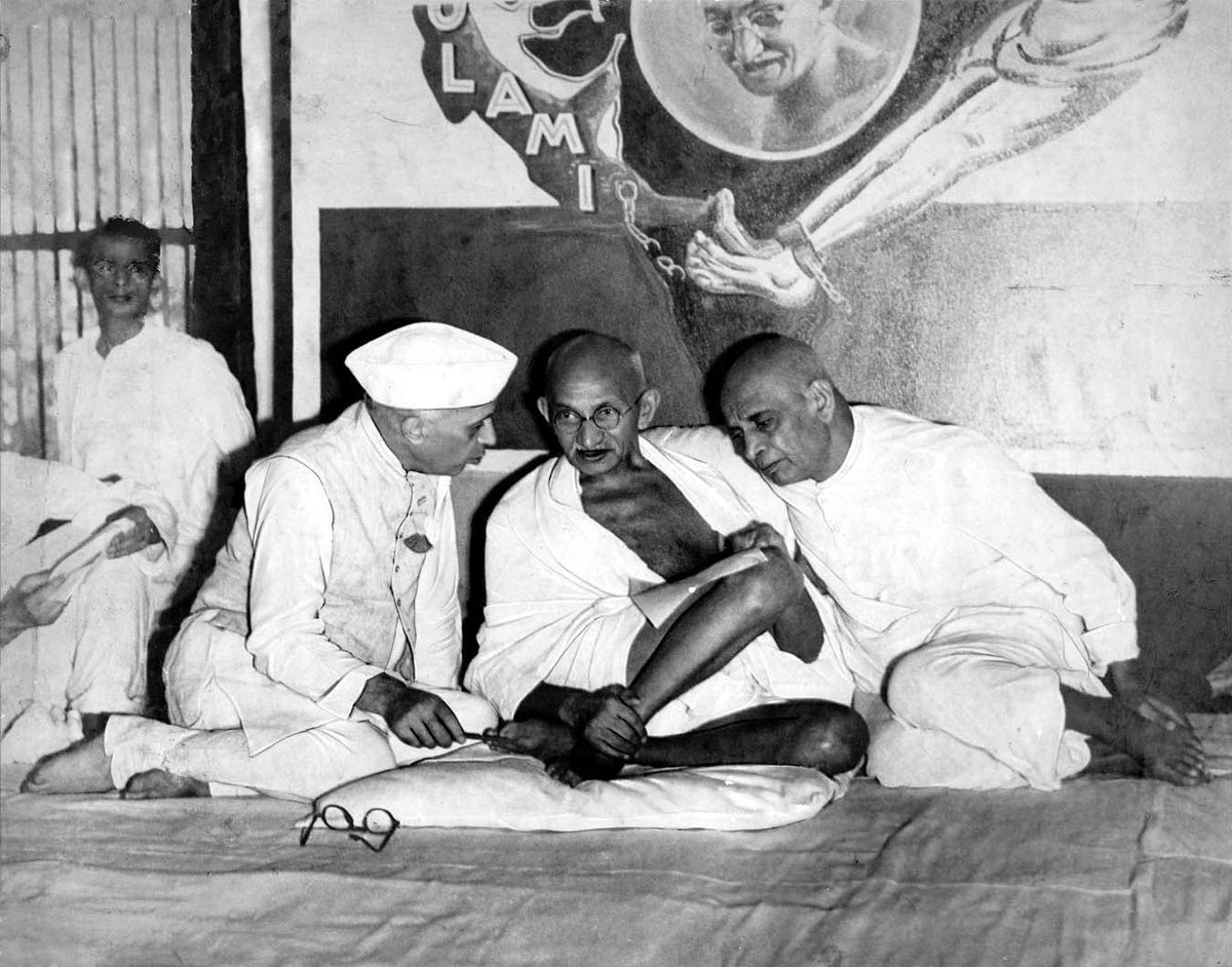 RepSarcasm's tweet photo. Kitna bhi propeganda karlo,hindu-muslim karlo , desh ko vyapari kai hath dedo ! lekin aant mai vijay satya ki hoti  hain ! aant mai jeet congress ki hoti hain!

Jai Hind 🇮🇳 https://t.co/pu8OXBhH0C
