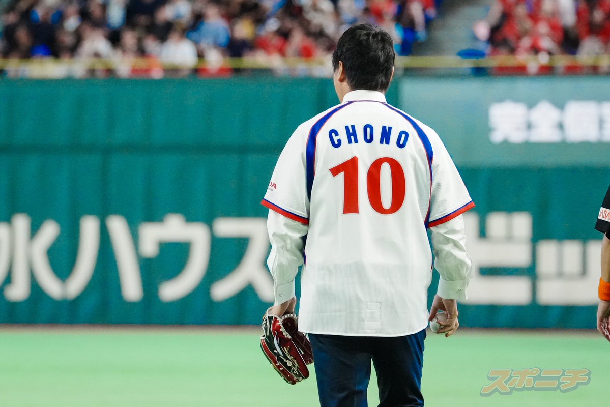 Sponichi_Photo's tweet photo. 都市対抗野球<東京都･Honda VS岡崎市･三菱自動車岡崎>
懐かしのHondaユニホームに袖を通し、始球式を行った巨人･長野久義編成本部参与
(撮影･五島 佑一郎)
  #社会人野球  #Honda https://t.co/oEX6dgy9vq