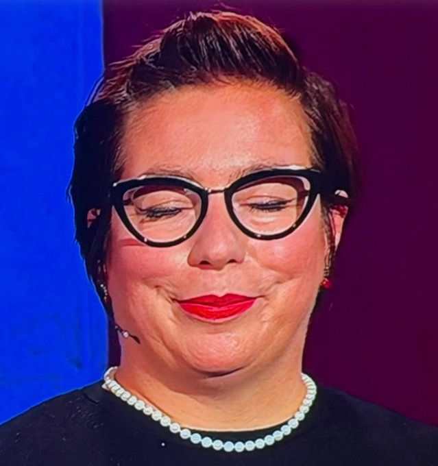 Leahvonroden's tweet photo. Für alle Fanatiker und Dummköpfe, die tatsächlich die Ironie und die Relevanz der Ehe mit einem Ex-Nazi nicht verstehen:

Es geht um die moralische Einordnung. Während dem Ehemann zugestanden wird, sich von früheren Entgleisungen losgesagt und geläutert zu haben, wird dieses beim politischen Gegner kategorisch ausgeschlossen und als verleumderisches Werkzeug benutzt.

Das ist unlogisch. Und unappetitlich.