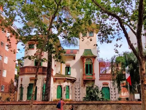 luisghernan's tweet photo. JAJAJAJAJAJAJA

Pues... el Consulado de México en Barcelona lleva ya muchos meses sin titular ¿eh?

¡¡¡y la casona preciosa que tienen aquí en Sarriá queda a cinco calles de mi depa... me podría ir a la chamba caminando!!!

¿A quioras paso por mi nombramiento, @_VicenteSerrano...?

#YaMeVoyDeConsul 😂😂😂😂