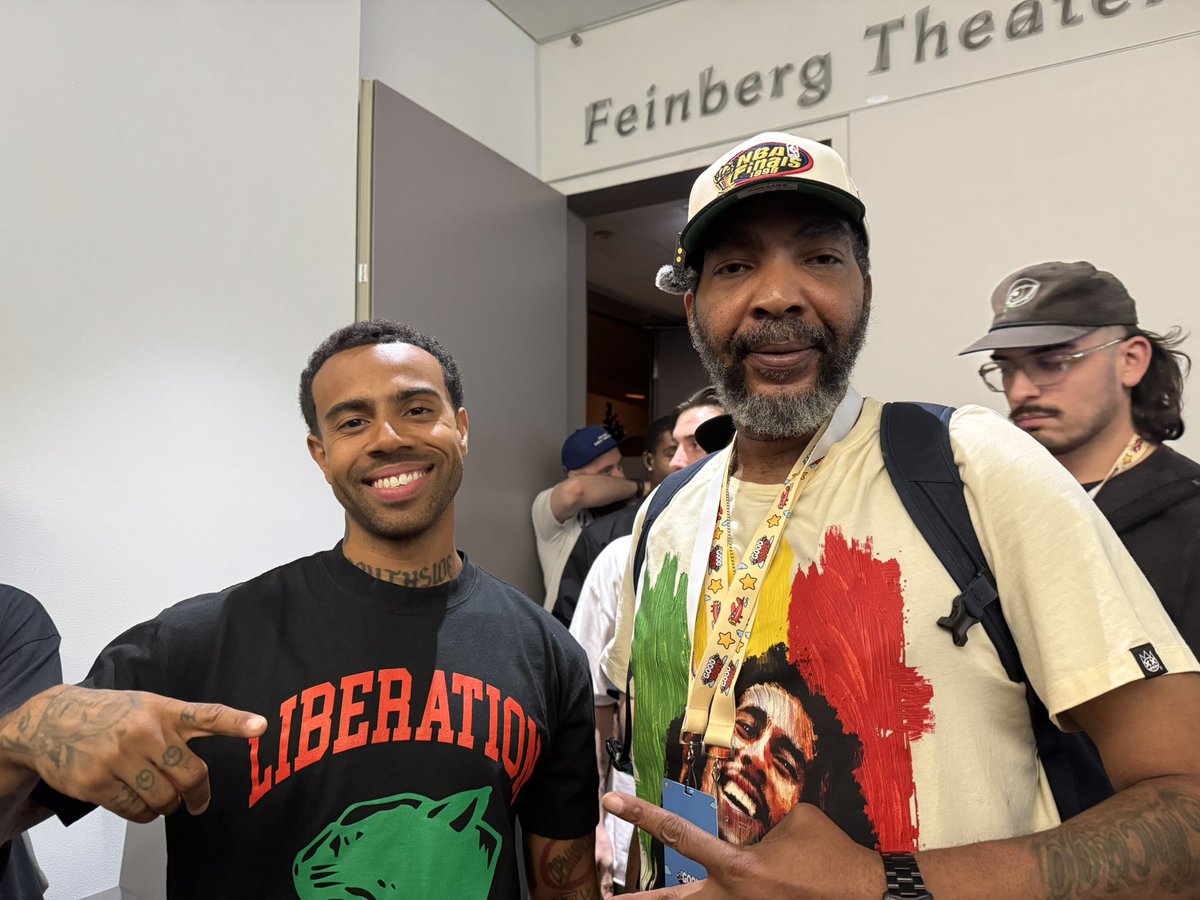 CheddaCheckaz's tweet photo. Good Waves Music Conference? ⛽️ Day 1 was everything. Back at it today for more knowledge, connections, and culture. Shoutout to the whole fam—y'all know who you are. 💐 #GroundWaveShipHop #Murs #vicmensa #cheddacheckaz https://t.co/ECF07RgNpL