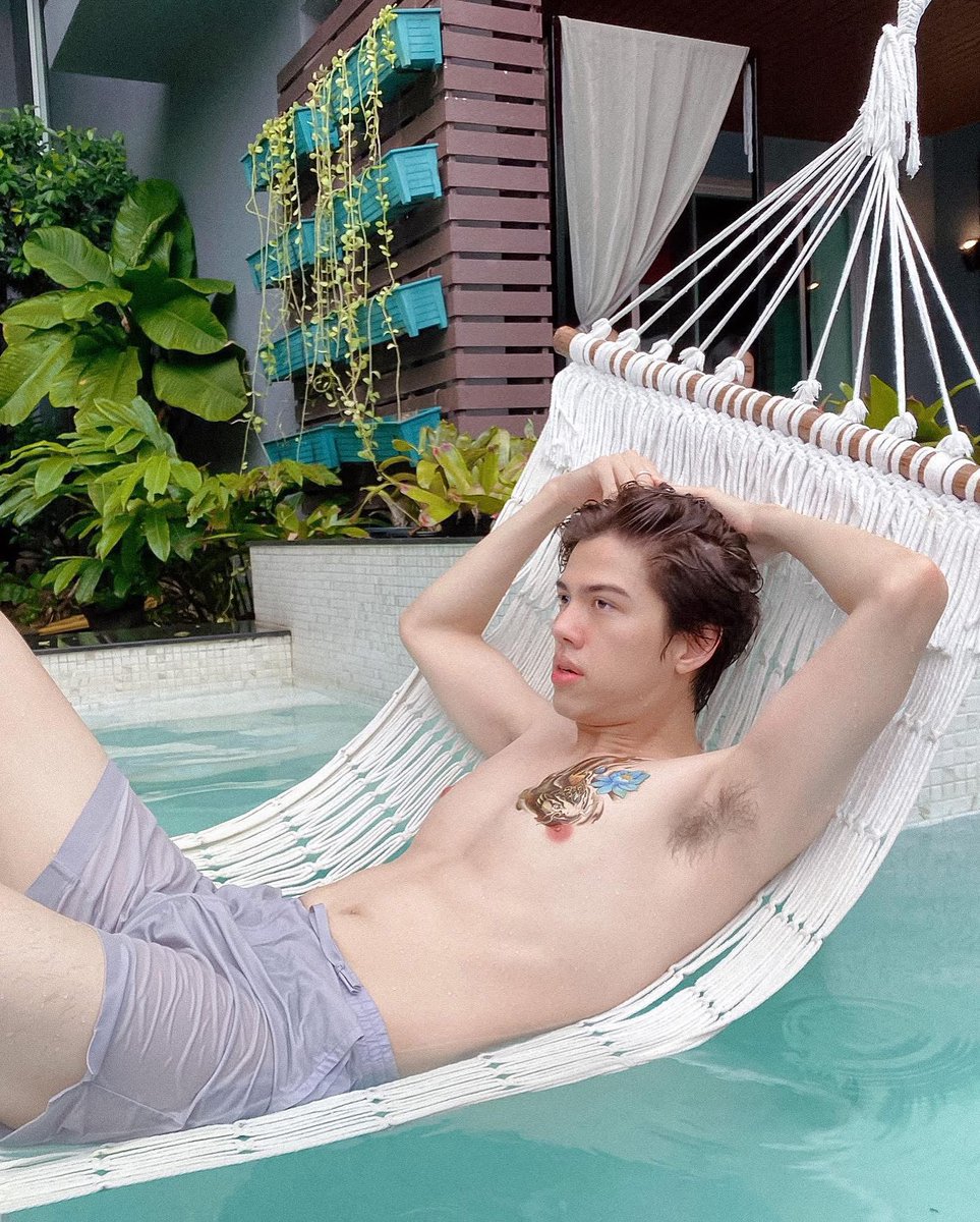 SingkaRanny's tweet photo. ตกลงไอ้ท๊อฟฟี่ลูกชายผมไม่ต้องไปลบรอยสักออกนะครับ ผมไกล่เกลี่ยกับเติ้ลสำเร็จ วันนี้ท๊อฟฟี่เลยมานอนเล่นที่สระว่ายน้ำของเราที่บ้านที่เขาใหญ่ ขอบคุณทุกๆคนที่ส่งกำ��ังใจให้ท๊อฟฟี่ครับ ผมเลี้ยงลูกลิเบอเรอล์มาก เค้าโตแล้วเราก็ต้องปล่อยๆไปบ้าง เราได้แต่คอยดูอยู่ห่างๆ https://t.co/wqFMHSkiRQ
