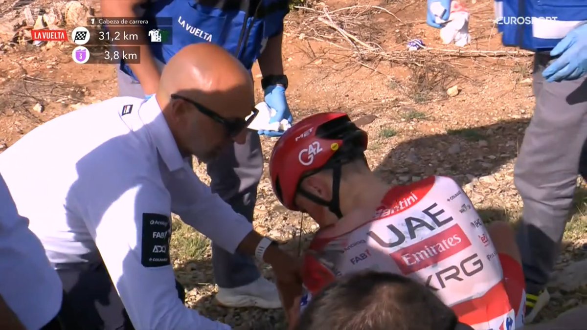 propelotontr's tweet photo. SON DAKİKA: TADEJ POGACAR ABANDONE OLDU! 

• La Vuelta a Espana 2026'da 8. etapta günün tek yokuşuna doğru ilerlerken yerde kalan Tadej Pogacar, yarışı bıraktı.

• Tour-Vuelta dublesi de kariyer üçlemesi de başka bir yıla kaldı.

#LaVuelta26 https://t.co/SNfxVedZ0t