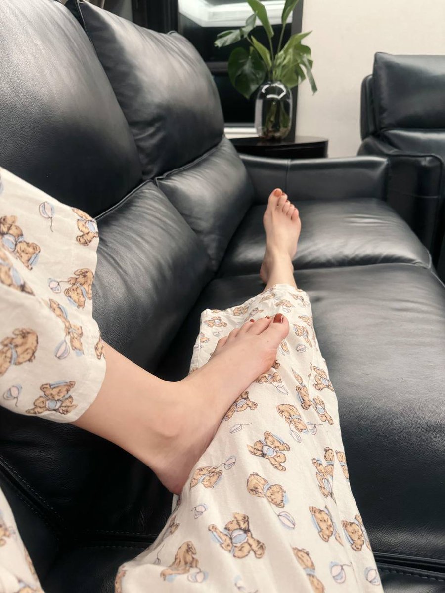 35Ghost's tweet photo. 法庭上的我，从不允许任何人越界。但现在我把所有界限都收起来了。你要不要来越一下？#女律师 #反差 https://t.co/5wKTjchKqO