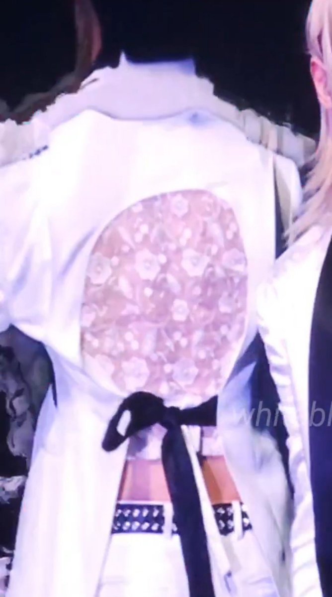 hyunieluvbot's tweet photo. Hyunjin’s tiny waist decorated with lace someone please sedate me https://t.co/SCH4SO0ltQ