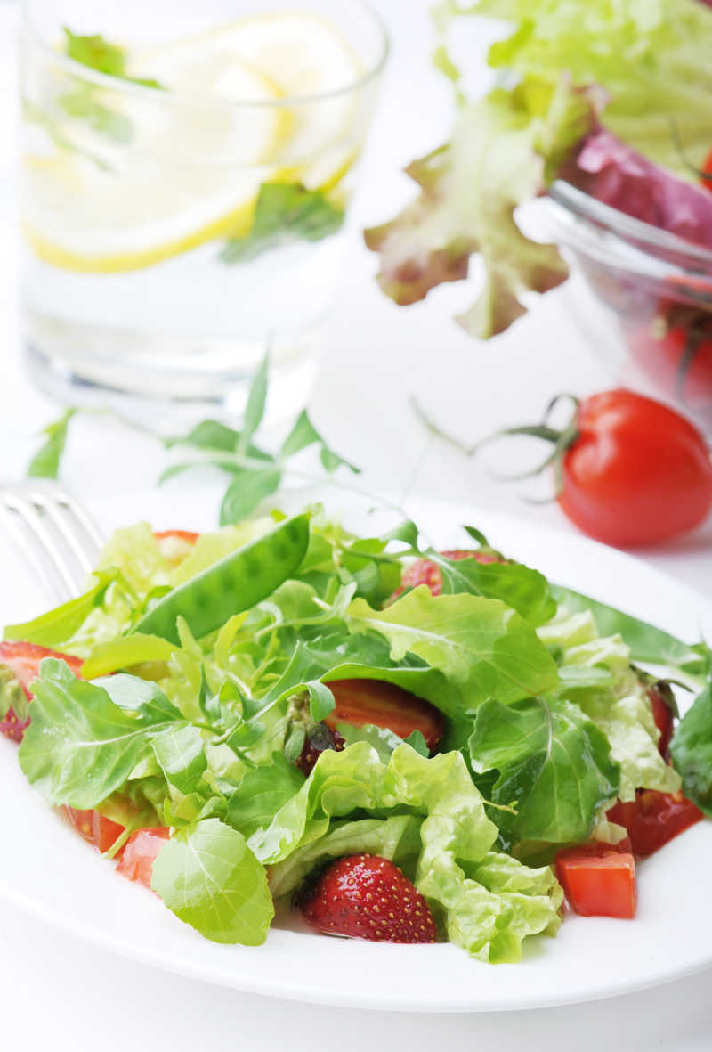 cutew311743's tweet photo. Lunch hit different when it’s this fresh—crisp greens, juicy tomatoes, and a drizzle of homemade vinaigrette that tastes like sunshine. Simple, full of joy, and gone in 10 minutes. https://t.co/83DetjZ3t8