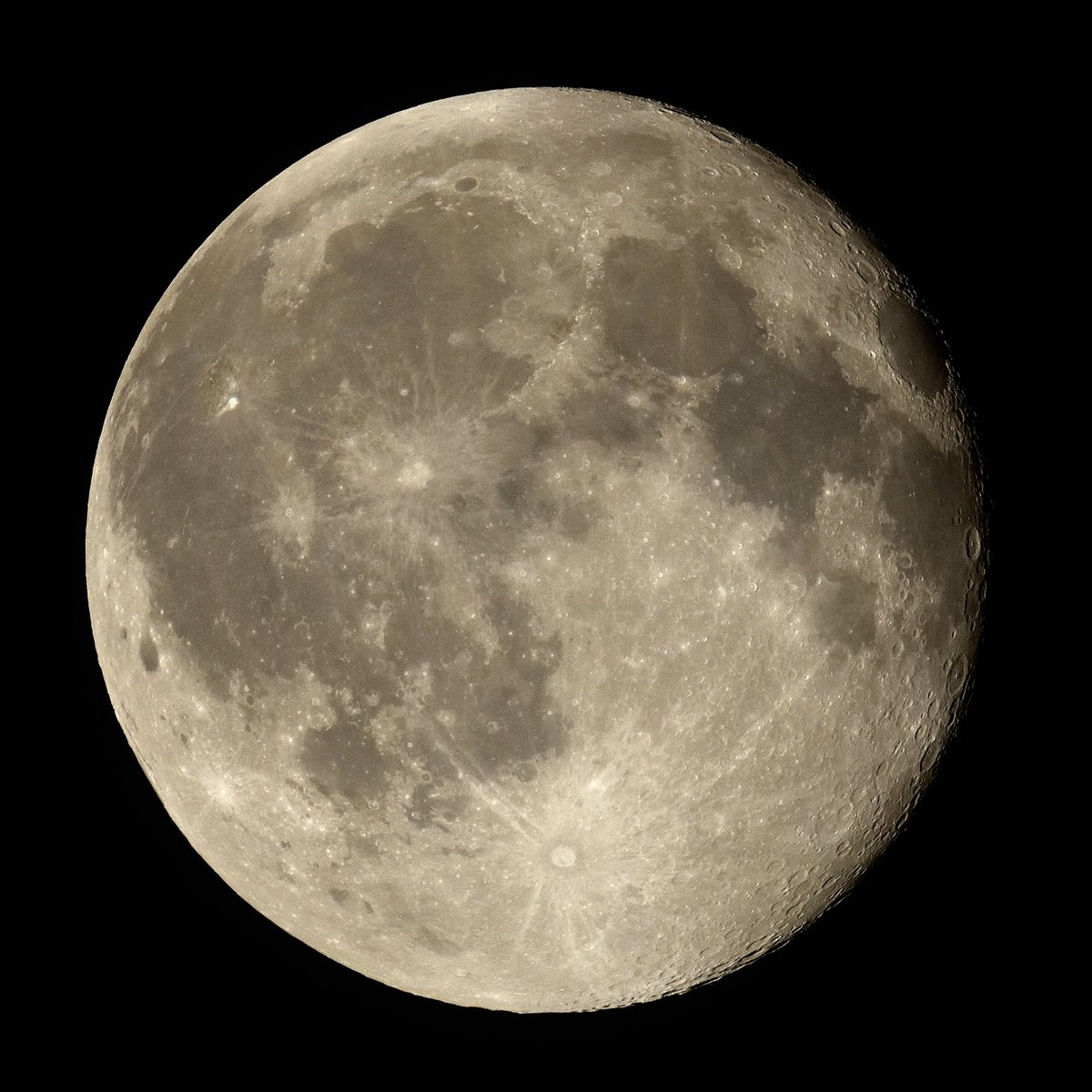 AlbireoTw's tweet photo. 8/29の月。（D850＋AF-S 500mm f/4E FL ED VR＋TC-20EIII／f/8／ISO800／1/1000秒）
ttp://www.albireo-web.com/sigh.html#260829 https://t.co/DxK5L721FN
