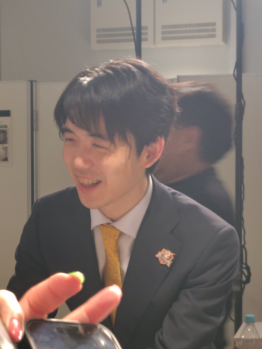 7chika's tweet photo. アベマトナメ放送終了後にグッズ売り場に北関東ブリッツァーズの皆さんが👏
聡太先生がTシャツを購入された方へ手渡し💕 https://t.co/xypyoU258s