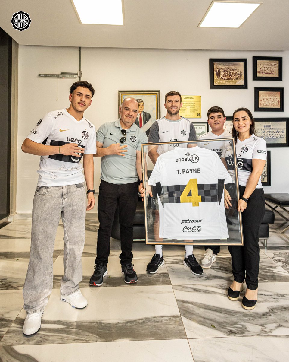 OLIMPISTAS_com's tweet photo. Un sueño cumplido gracias a 𝐎𝐋𝐈𝐌𝐏𝐈𝐒𝐓𝐀𝐒.𝐜𝐨𝐦 🤩

Tim Payne recibió al ganador de su camiseta subastada en la Villa Olimpia.

Ahí, le hizo entrega de la misma y compartió un lindo momento con su familia.

¡Sumate a la comunidad, vos podes ser el siguiente!

🤍🖤🤍 https://t.co/AX5tsulsTW