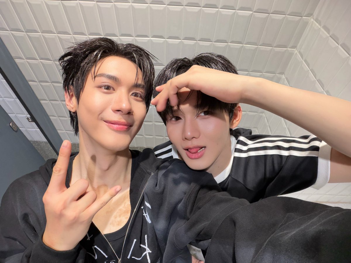 JARUKiTzX96's tweet photo. เป็นไงกันบ้างค้าบทุกคน วันนี้สนุกกันมั้ย ส่วนผมยังไม่หายคิดถึงเลย 🥺 พวกเราขอบคุณทุกคนมากนะครับ วันนี้พวกเราเต็มที่กันมากๆเลย พวกเราได้กำลังใจเต็มที่เลยครับ ได้เห็นความรักของทุกๆคนจากทั่วทุกมุมเลยย 🥹 ทุกคนน่ารักกันมากๆ ขอบคุณพี่ๆทีมงานทุกคนเลยครับ ที่ดำเนินงานอย่างเป็นระเบียบและให้คำแนะนำค ขอบคุณจริงๆครับ วันนี้พวกเราสนุกมากๆ แล้วก็มีความสุขมากๆเลยครับ ถ้าวันนี้เกิดอะไรผิดพลาด พวกเราต้องขออภัยด้วยนะครับ รักทุกคนน้าค้าบ ไม่มีทุกคนก็ไม่มีพวกเราเหมือนกัน เลิฟๆครับ🍬💜🩵 จนกว่าจะพบกันใหม่ 🫶🏻🩷

#PAYBACKFanMeetinginBKK 
#TOPTAPMINLEE #Vitomin 🍬
