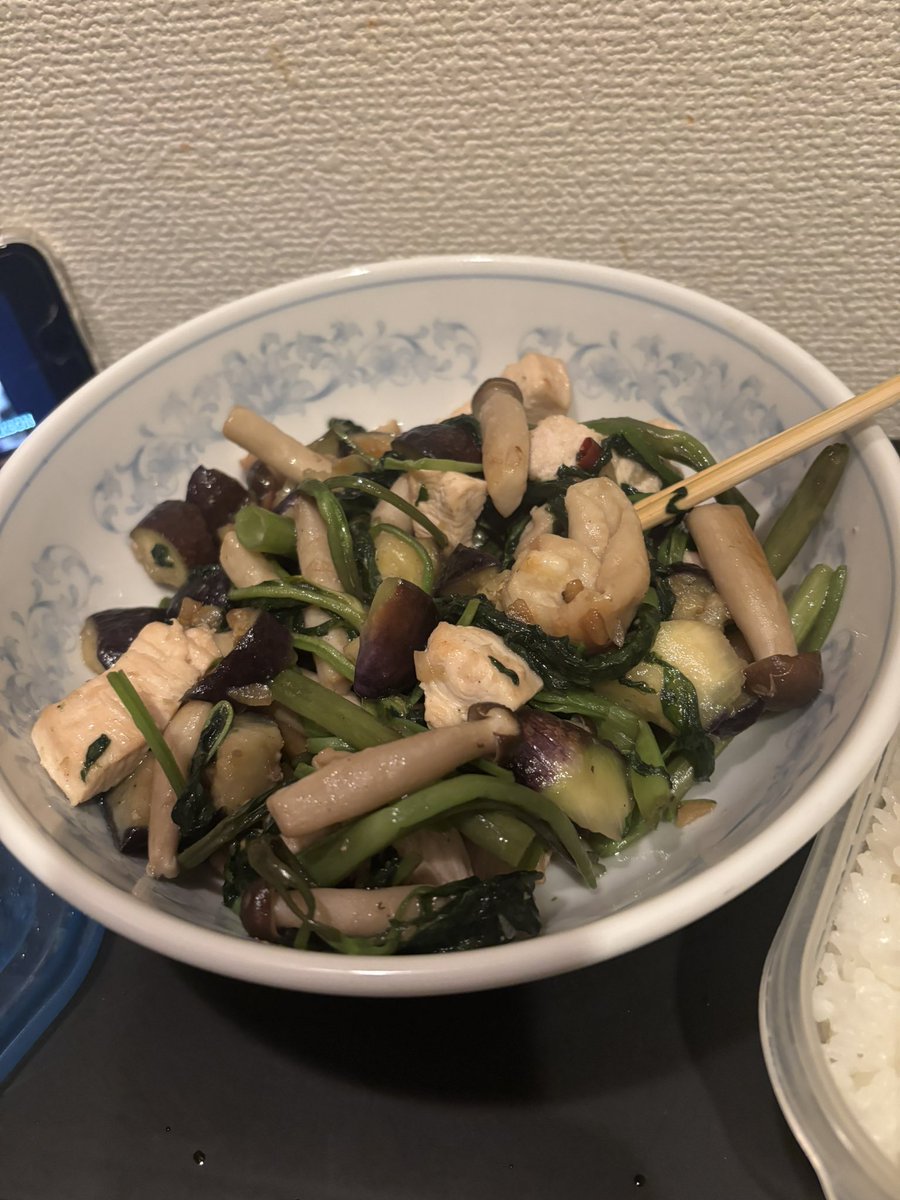 oppai_8's tweet photo. 空芯菜と茄子としめじと鶏胸肉のピリ辛ニンニク炒め🌶️
たぶんでぶいの食う時間やろな〜 https://t.co/TXRmFBcKd4