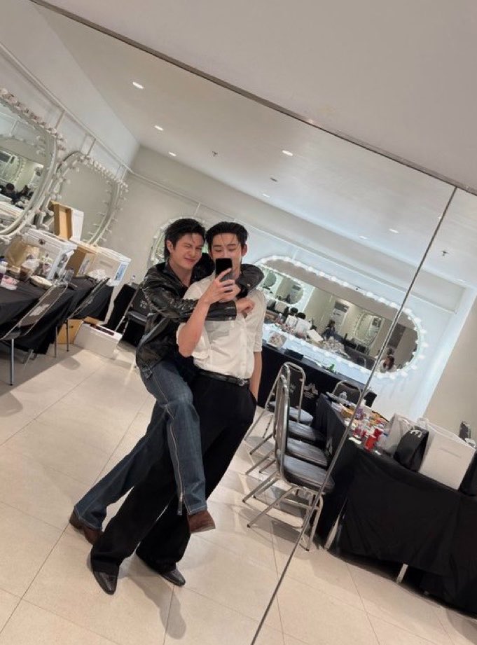 rainkornor's tweet photo. ท่านี้มันพิเศษตรงไหนรู้มั้ย มันคือรูปที่ถ่ายที่ mcc hall ไฟนอลอีพีเธมโป้และเฟิสอีพีรักบ้าไง วิลเลี่ยมเอสยังไม่จบจริงๆด้วย สถานที่เดิมแต่ทุกคนเดินไปข้างหน้าแล้ว😭😭😭

MANIAC OPENING NITE 
#YouManiacSeriesEP1 https://t.co/5svjuHSxJH