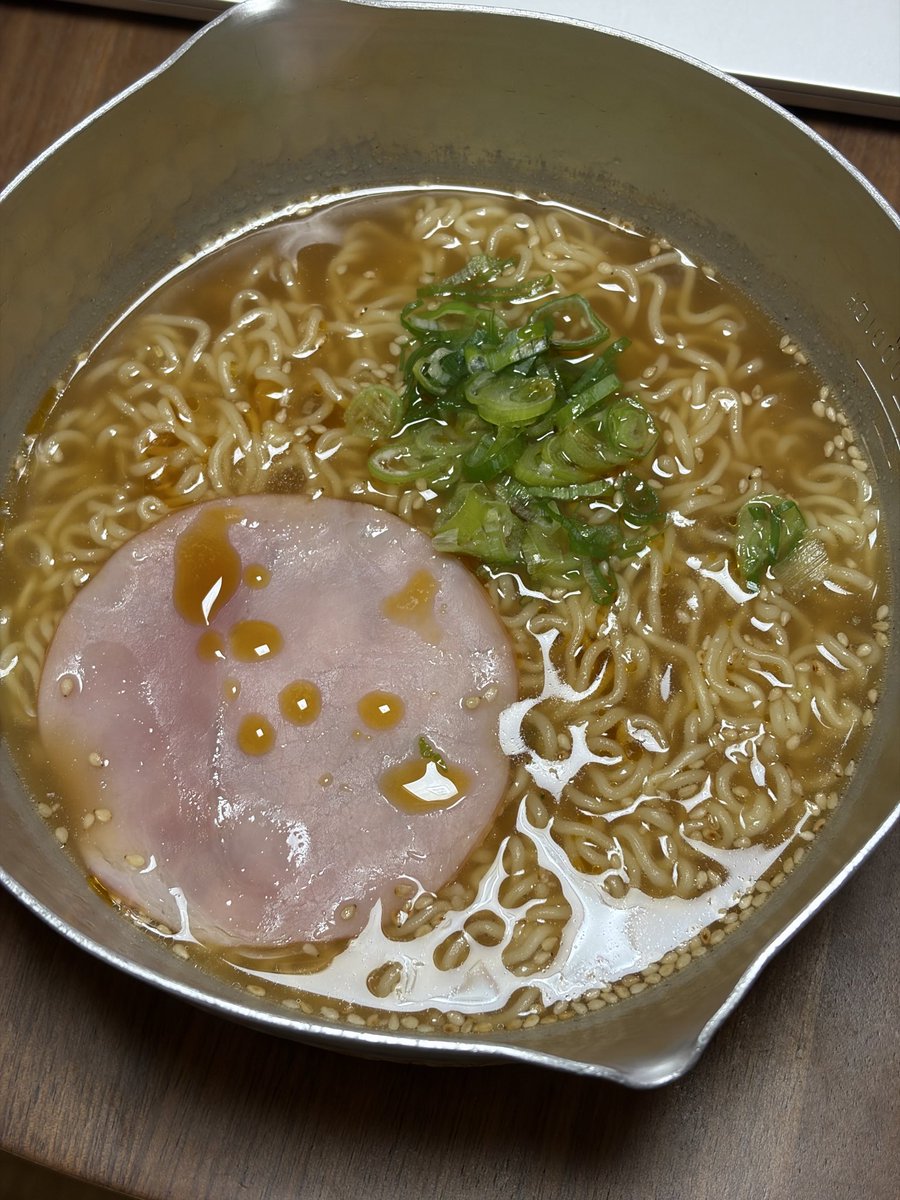 y_urasan's tweet photo. はい、ドンキで5袋100円だった出前一丁

夜中に酒飲みながら鍋で食う袋麺がなー！
なーーーー？ https://t.co/iKr10TQtLa
