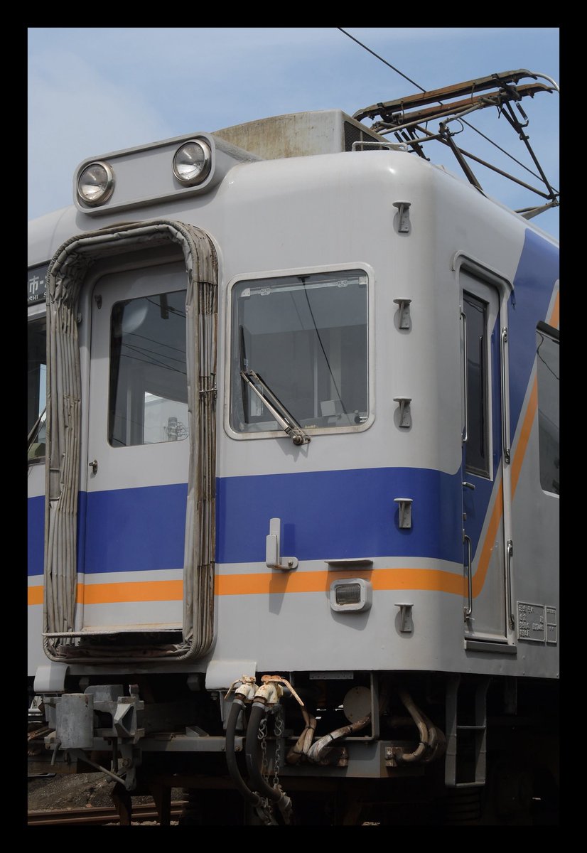 R10960720's tweet photo. 第2回銚子電鉄22000形撮影会に参加しました。

連結器蹴飛ばしたり、前照灯は基本消えてたりと第1回よりも正しい南海電車をたくさん見ることが出来、曇り予報も時折晴れ間が指し大変満足でした。

ご一緒した皆様、銚子電鉄の担当者様方ありがとうございました。 https://t.co/cTUxGCT7R2