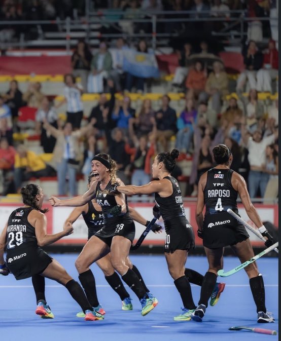 RealTimeRating's tweet photo. LAS LEONAS CAMPEONAS DEL MUNDO. https://t.co/DNs6z6ddZn