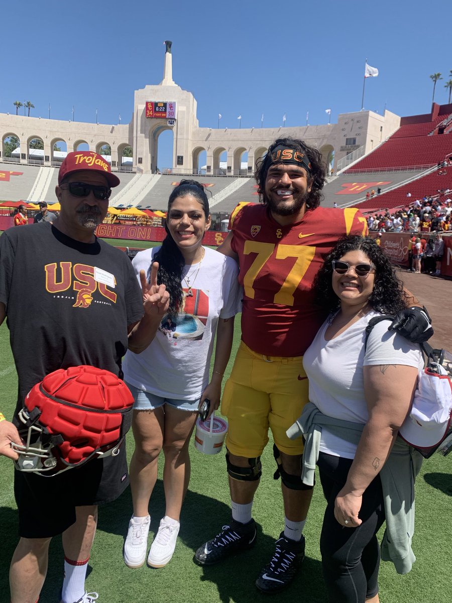 ScottRo83866595's tweet photo. As the dad of a lineman, you always wanna see a strong run game. Game time is noon in LA….. https://t.co/ZApaMCVqRe