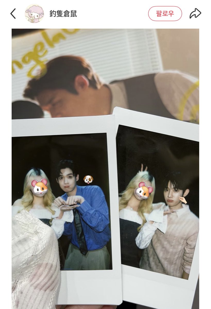 oriioree's tweet photo. 🗣️너 시우한테 아이돌 최애 있는 거 알아?
🐶어?! 아... the보이즈???
🗣️맞아! 너 어떻게 알았어?
🐶시우가 전에 말해줬거든~~
🗣️그럼 내가 오늘 시우한테 너랑 자기 최애 중 한 명 고르라고 한 거 알아? 시우가 누구 골랐게?
🐶! 누구 골랐는데?
🗣️맞혀봐
🐶: (슈 한 번 쳐다봄) 그럼 내 생각엔... 나야? (눈 크게 뜨고 엄청 궁금해함)
나: ㅋㅋㅋㅋ 맞아!
🐶: (갑자기 입을 엄청 크게 벌리고 팔을 크게 돌려 박수를 치더니 양손을 가슴에 갖다 댐. 엄청 행복하게 웃음) 예!!!!! 😖
🗣️이번 팬미팅 무대 중에서 윤식이가 가장 좋아하는 시우 무대는 뭐야?
🐶nodoubt!! (1초 만에 대답) 왜냐하면 엄청 섹시하거든!!
🗣️그럼 나 나중에 너랑 시우랑 같이 섹시한 춤추는 거 보고 싶다
🐶ㅋㅋㅋㅋㅋㅋㅋㅋ 그래

🗣️나 호주에서 학교 다녀 🥺 이번에 너네 보려고 10시간 날아왔어!
🐰: 뭐라고??! 그럼 잠은 어떻게 자??
🗣️너랑 똑같지 뭐, 안 자 (장난장난)
🐰어떻게 잠을 안 잘 수가 있어! 꼭 잠 잘 자야 해!🥺
🗣️너도 마찬가지야!!
🗣️방금 연상이 너 섹시한 춤추는 거 좋아한대
🐰: ㅋㅋㅋㅋ 내가 준비 많이 해둘게!

제미나이의 힘을 빌렷어요