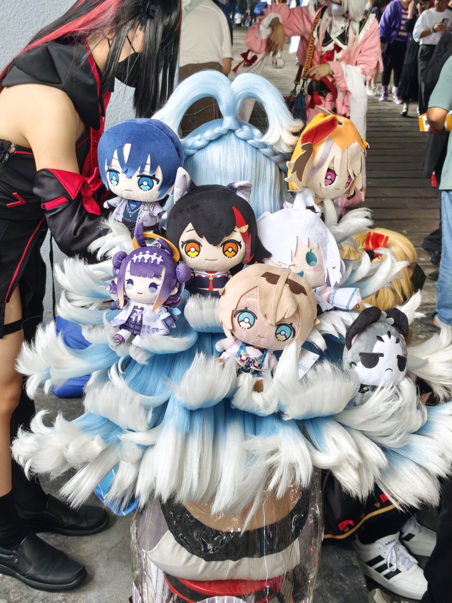 _akinokaze_'s tweet photo. Holomems riding the wave 😭 
Coser: @yushirocos 
#aeruseni https://t.co/qzEcDuTW9U