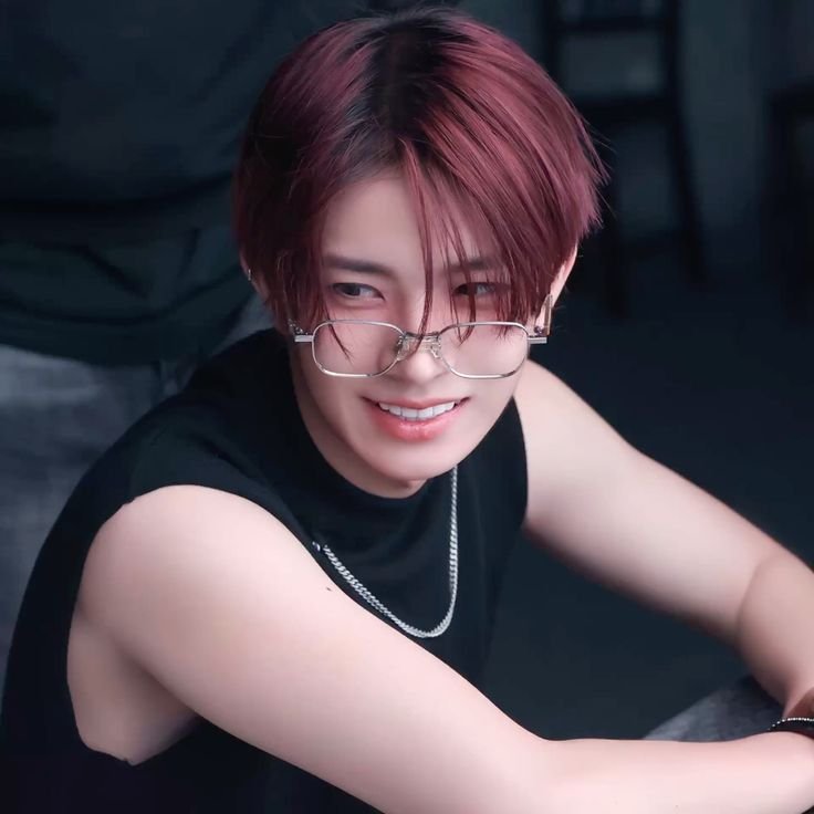 heevannnn's tweet photo. 제가 생각한 스모키, 안경, 레더는 뭐냐면요 이거인데요...😇 https://t.co/i0VNHNnx7S