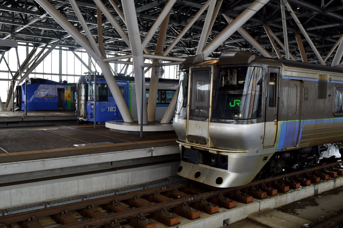 swa785's tweet photo. バカほど揺れながら130キロまで加速していく785のクモハ
俺は傾く車内に大興奮だったけどｶｰﾁｬﾝが酔ってえらいことになった261
外は-10℃の雪原なのに車内はクソ暑くて死にかけた183

いやぁいい少年時代でしたね
⋯本当にいい時代だったか？？？
まぁこうして思い出には残ったよ https://t.co/uuUnHLD6xV