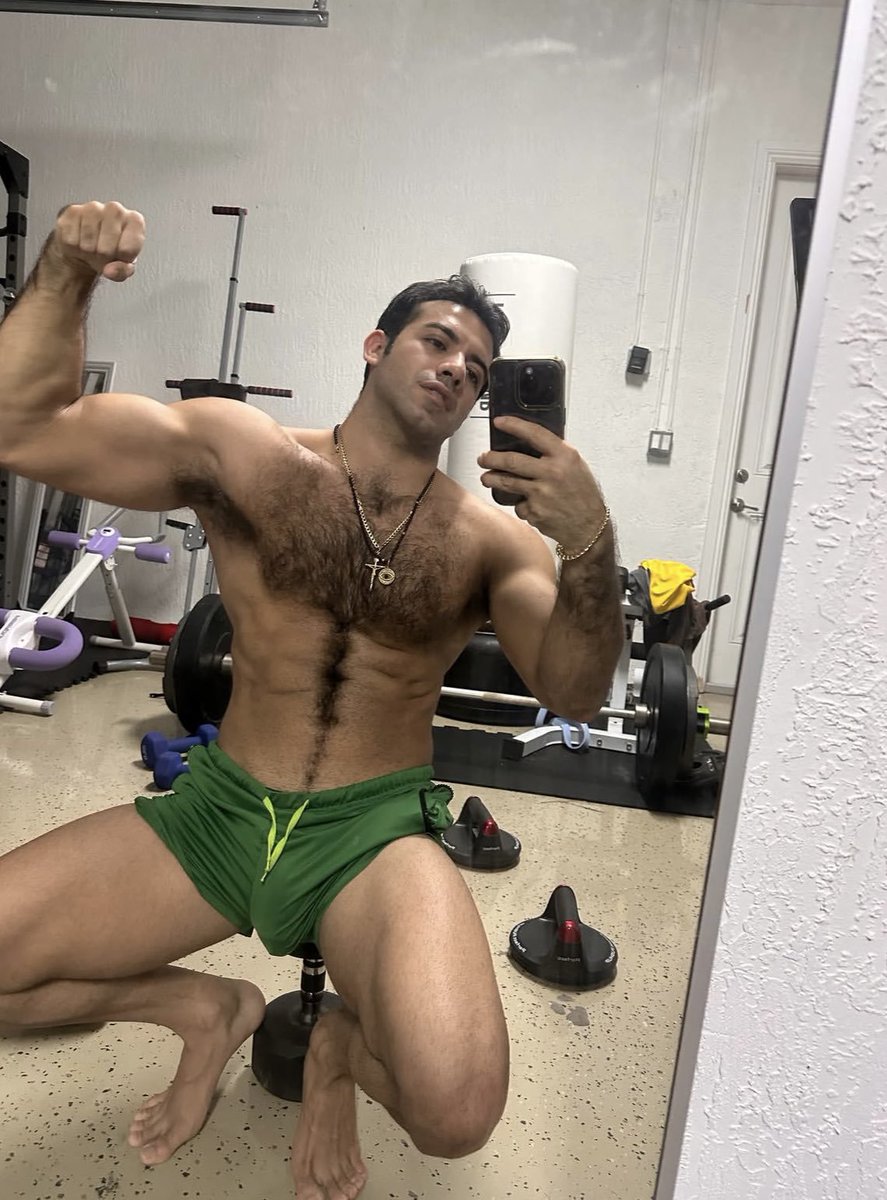Funny_Lhand's tweet photo. Do you find hairy chested guys attractive? https://t.co/17PbqGuQCs