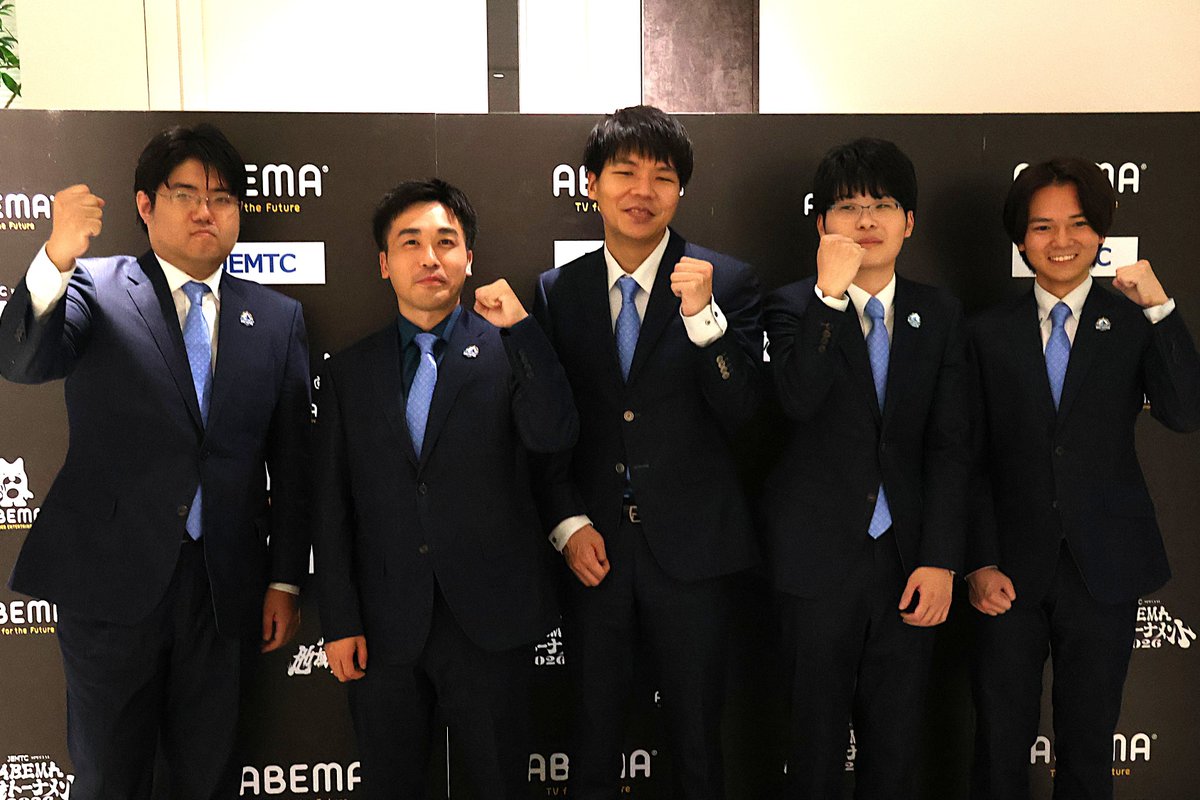 asahi_shogi's tweet photo. 村）棋士の団体戦「ABEMA地域トーナメント」の決勝が行われ、「中国・四国ナヴィセトス」が優勝しました。決勝では羽生善治九段率いる「北関東ブリッツァーズ」と対戦。吉池隆真四段が藤井聡太名人に勝って5勝2敗とし、勝利が決まりました。監督の糸谷哲郎九段は「チームワーク」を勝因に挙げました。 https://t.co/onRsPlLlCf