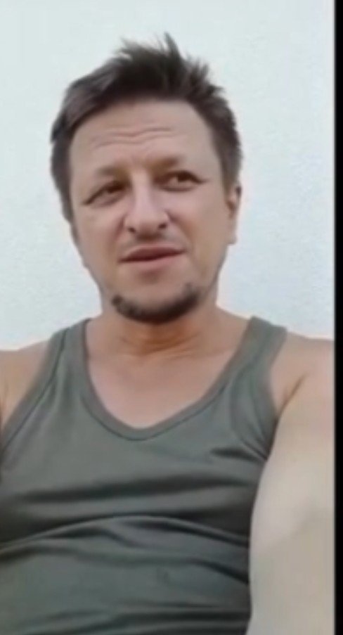 LukaszWojcik_'s tweet photo. Historia Bogumiła Storcha z Tychów jest trudna do ogarnięcia, w czasie gdy robił te obrzydliwe rzeczy był:

-absolwentem UJ (dziennikarstwo/praca na temat pornosów)
-dziennikarzem w gazecie krakowskiej 
-meżem polityk PiS 
-ojcem 3 dzieci 
-kolegą Wojciecha Muchy, prawicowego mędrca 

Storch pisząc artykuł o krzywdzie Kononowicza jednocześnie wysyłał setki wiadomości (w tym pedofilskie o gwałcie na niemowlaku czy stosunku z 11 latką o imieniu własnej córki).
Podpisywał się jako Mariusz Trynkiewicz, Józef Fritzl i członek holenderskiej partii pedofili.

Dodatkowo:
-groził z nich śmiercią
-zapowiadał spalenie domu Kononowicza 
- nawoływał do gwałtu na prowadzącej transmisje
- cieszył się, że śmierci Lecha Kaczyńskiego. 

Potwierdzone zostało to opinią biegłego w dziedzinie fonoskopii. 
Gruba historia, zobaczymy czy dziennikarze będą kryć koleżkę.