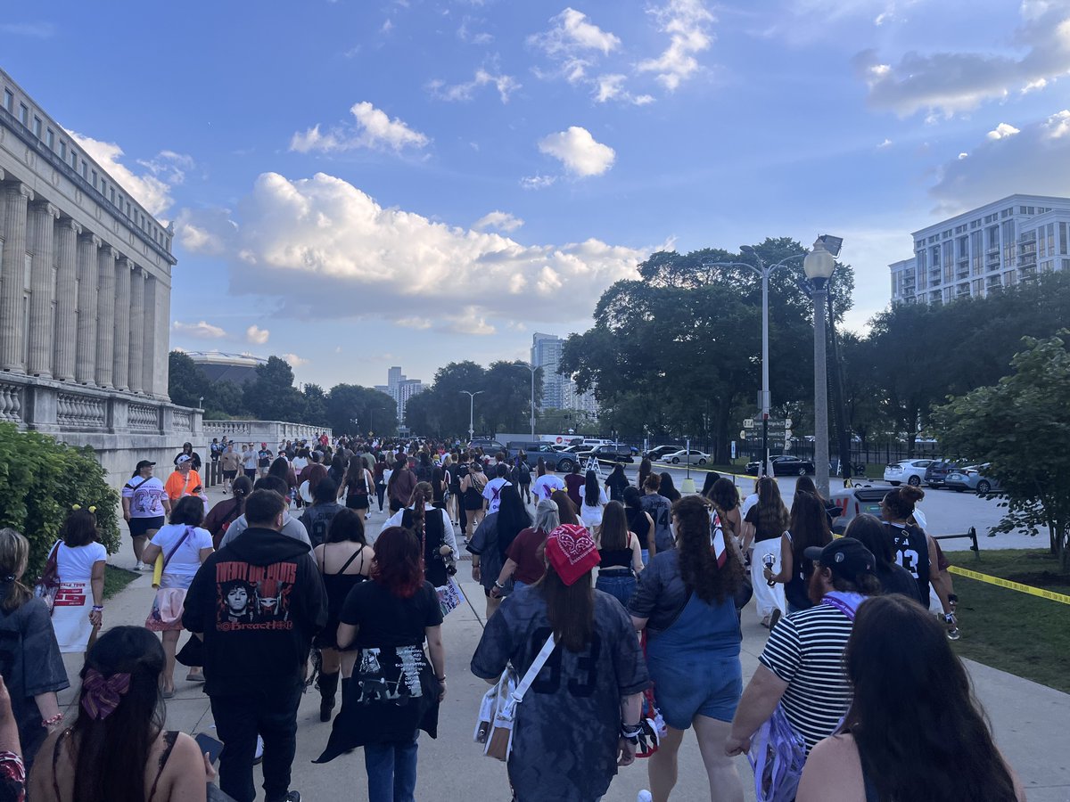 PerhapsTryLove's tweet photo. Another wonderful thing for me about last night was seeing so many Armys all together. All ages, races, nationalities, and genders. (Men in all the gear! And we rode the train with an ‘Army Appa’ and his 3 kids!) Everyone was so pretty and so sweet! https://t.co/uXODqLQDMN