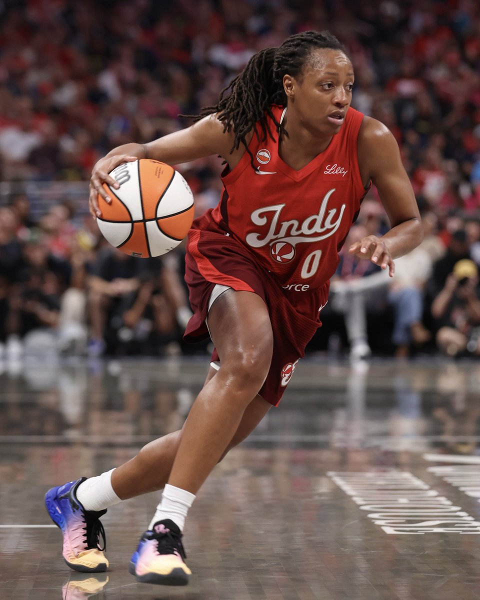 WNBA's tweet photo. 1K POINTS IN A SINGLE SZN 🗣️

In last night's win against the Connecticut Sun, Kelsey Mitchell became just the second player in WNBA history with 1,000+ points and counting in a single season!

The last player to do this was A'ja Wilson with 1,021 points in 2024, and Mitchell eclipsed 1,001 points last night at home for the @IndianaFever!

#WNBASeason30