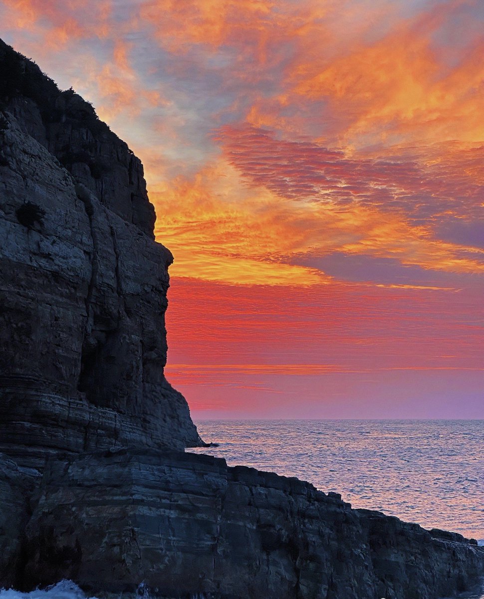 secylara's tweet photo. Just had the most magical sunset hike along the coastal cliff—pink skies melting into the deep blue ocean, and the sound of waves crashing below made every step worth it. https://t.co/WV6n7tfpo9
