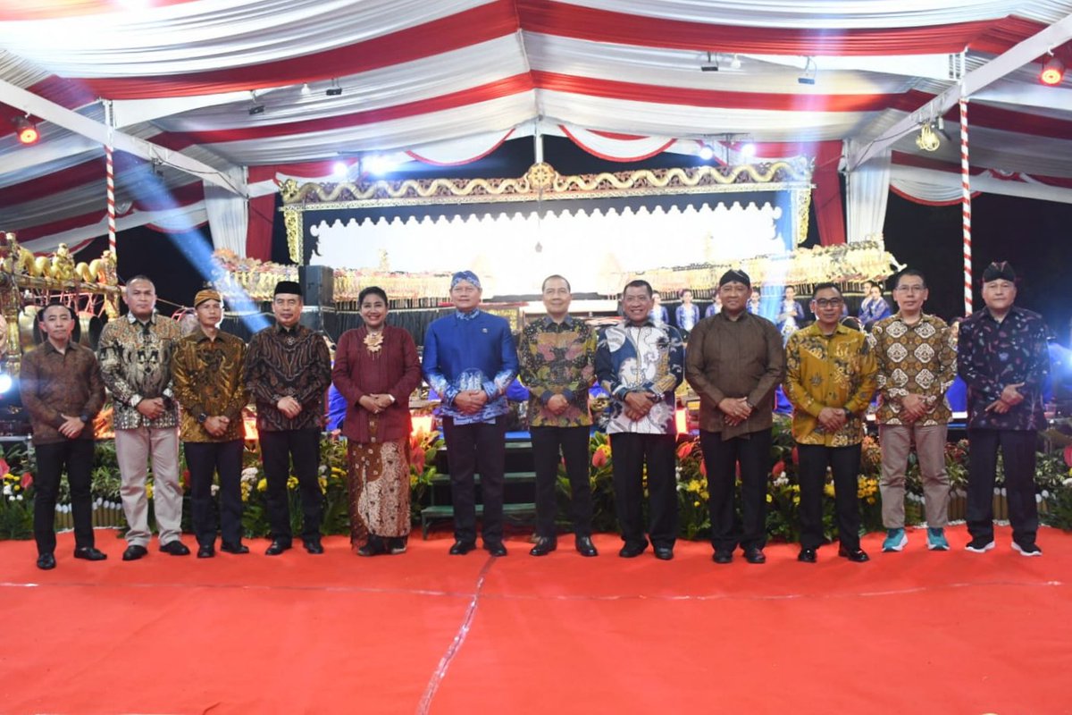 skorem081dsj's tweet photo. Danrem 081/DSJ Kolonel Arm Untoro Hariyanto menyebut kesenian wayang kulit bukan hanya sebatas hiburan, tetapi juga menjadi salah satu sarana yang mampu menyatukan masyarakat. https://t.co/smAxbIcViu